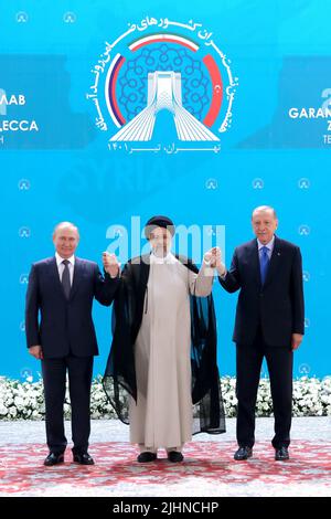 Teheran, Iran. 19th luglio 2022. Una foto di handout resa disponibile dall'ufficio presidenziale iraniano mostra il presidente iraniano EBRAHIM RAISI (C), il presidente russo VLADIMIR PUTIN (L) e il presidente turco RECEP TAYYIP ERDOGAN (R) durante un vertice trilaterale a Teheran. (Credit Image: © Iranian Presidency via ZUMA Press Wire) Foto Stock
