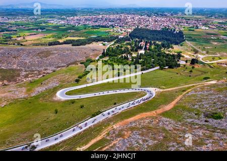 Il ΔΕΗ ('ei') Tour Internazionale di Hellas passando dalla città di Tyrnavos, Larissa, Tessaglia, Grecia. Foto Stock