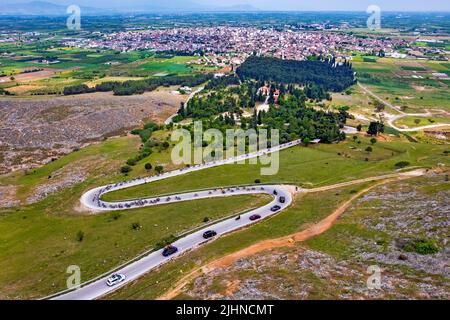 Il ΔΕΗ ('ei') Tour Internazionale di Hellas passando dalla città di Tyrnavos, Larissa, Tessaglia, Grecia. Foto Stock