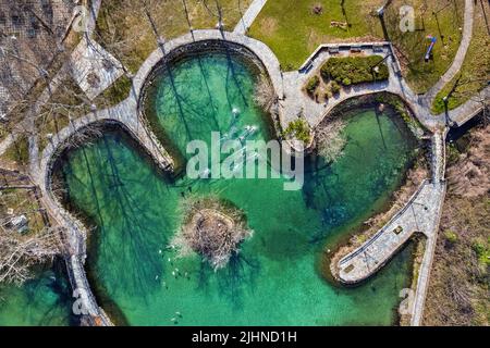 Vryssi Tyrnavou, un piccolo lago pittoresco e una bella area ricreativa vicino alla città di Tyrnavos, Larissa, Tessaglia, Grecia. Foto Stock