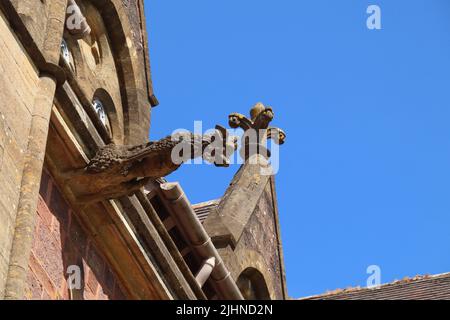 Guardando verso l'alto due gargoyles su una vecchia casa di campagna inglese Foto Stock