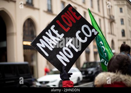 Monaco di Baviera, Germania. 01st Apr 2022. Il 1st aprile 2022, circa 65 partecipanti si sono riuniti a Monaco per dimostrare, tra gli altri, per la protezione di Luetzerath e per il raggiungimento dell'obiettivo di 1,5 gradi. (Foto di Alexander Pohl/Sipa USA) Credit: Sipa USA/Alamy Live News Foto Stock