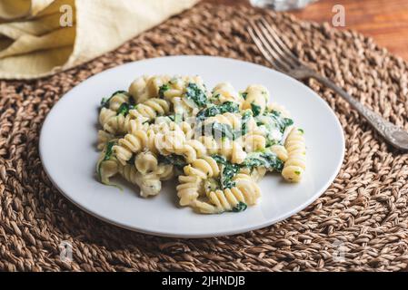 Pasta di spinaci con ricotta e parmigiano Foto Stock