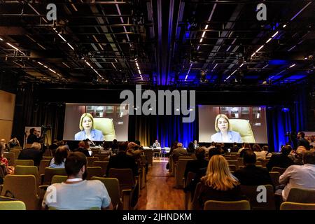 Cracovia, Polonia. 19th luglio 2022. Olha Stefanishyna, vice primo ministro per l'integrazione europea ed euro-atlantica dell'Ucraina, parla tramite collegamento video durante la Conferenza sul Soccorso e la ricostruzione dell'Ucraina e la sua prospettiva europea organizzata dal Comitato economico e sociale europeo nel Centro Congressi di Cracovia. La conferenza ha lo scopo di discutere le strategie e le esigenze dell'Ucraina nel suo cammino verso la ricostruzione, in particolare nel contesto della sua domanda di adesione all'UE. Credit: SOPA Images Limited/Alamy Live News Foto Stock