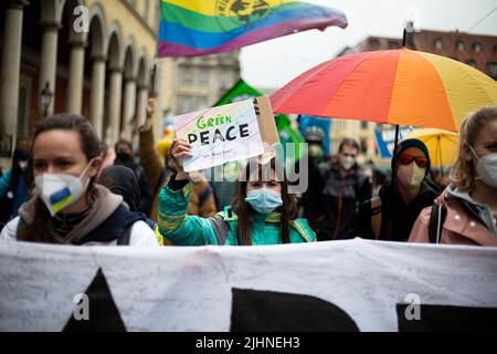 Monaco di Baviera, Germania. 01st Apr 2022. Il 1st aprile 2022, circa 65 partecipanti si sono riuniti a Monaco per dimostrare, tra gli altri, per la protezione di Luetzerath e per il raggiungimento dell'obiettivo di 1,5 gradi. (Foto di Alexander Pohl/Sipa USA) Credit: Sipa USA/Alamy Live News Foto Stock