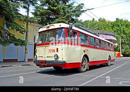 Filobus Crimea vintage (carrello senza binari) Shkoda 9TR sulla strada di Alushta, Crimea, Ucraina. Foto Stock