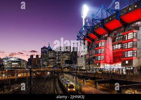Melbourne, Australia, 19 luglio 2022. Manchester United vs Crystal Palace a Melbourne Cricket Ground (MCG) il 19 luglio 2022. Una vista della MCG illuminata nei colori del Manchester United sullo sfondo della Melbourne skyine e Rod Laver Arena, prima della partita. Credit: Corleve/Alamy Stock Photo Foto Stock
