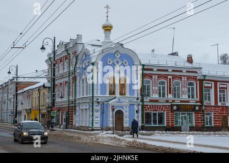 RYBINSK, RUSSIA - 03 GENNAIO 2021: Oldt casa chiesa di San Nicola il Wonderworker (ex cortile del monastero di Yugsky Dorofeev) nella città Foto Stock