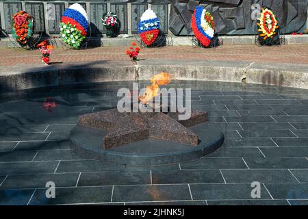 VALDAI, RUSSIA - 25 GIUGNO 2022: Primo piano della fiamma eterna. Un frammento del memoriale nella piazza degli Eroi Foto Stock