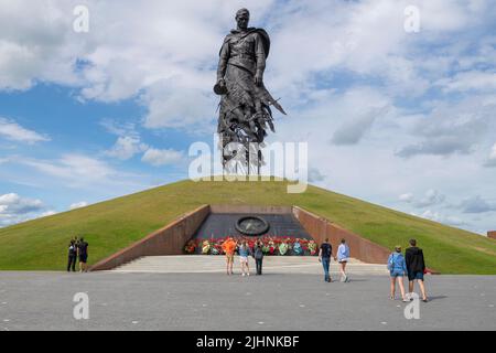 RZHEV, RUSSIA - 15 LUGLIO 2022: Visitatori al memoriale dei soldati sovietici (Rzhev Memorial) che sono morti durante la Grande Guerra Patriottica Foto Stock