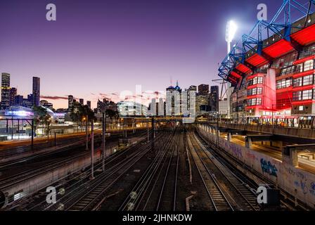 Melbourne, Australia, 19 luglio 2022. Manchester United vs Crystal Palace a Melbourne Cricket Ground (MCG) il 19 luglio 2022. Credit: Una vista della MCG illuminata nei colori del Manchester United sullo sfondo della Melbourne skyine e Rod Laver Arena, prima della partita. Corleve/Alamy Stock Photo Foto Stock