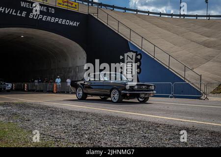 Libano, TN - 14 maggio 2022: Vista angolare anteriore di una Ford Mustang 1967 390 GT Fastback Coupe ad una mostra di auto locale. Foto Stock