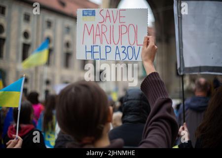 Monaco di Baviera, Germania. 23rd Apr 2022. Il 23 aprile 2022 alcune centinaia di persone si sono riunite a Monaco di Baviera, in Germania, per protestare per la consegna di armi pesanti in Ucraina. (Foto di Alexander Pohl/Sipa USA) Credit: Sipa USA/Alamy Live News Foto Stock