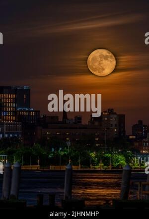 Super Moon Rising su Brooklyn Foto Stock