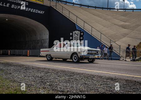 Lebanon, TN - 14 maggio 2022: Vista angolare anteriore di una berlina Mercury Comet Caliente Hardtop del 1964 ad una mostra di auto locale. Foto Stock