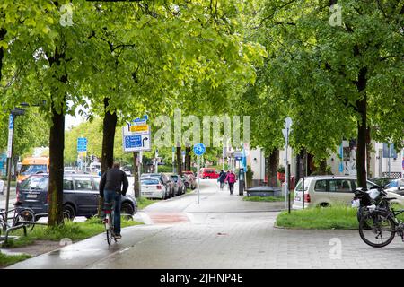 Leben in Neuhausen um den Rotkreuzplatz herum in München am 18.5.2021. Die Inzidenz in München liegt aktuell bei 53, 83. Sollte die Inzidenz dauerhaft unter 50 sinken, so werden weitere Lockerungen möglich. - vita a Neuhausen, vicino alla Rotkreuzplatz, Monaco di Baviera, Germania, il 18 maggio 2021. L'incidenza di 7 giorni a Monaco è di 53, 83. Se cadrà stabilicamente sotto 50 ulteriori misure saranno allentate. (Foto di Alexander Pohl/Sipa USA) Credit: Sipa USA/Alamy Live News Foto Stock