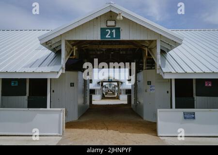 17 aprile 2022, Lexington, Kentucky: Fila di scuderie a cavallo al circuito Keeneland di Lexington, Kentucky Foto Stock