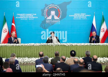 Teheran, Iran. 19th luglio 2022. (Da L a R) il presidente russo Vladimir Putin, il presidente iraniano Ebrahim Raisi e il presidente turco Recep Tayyip Erdogan hanno tenuto una conferenza stampa congiunta in seguito al vertice di Teheran, Iran, martedì 19 luglio 2022. Photo by Iranian Presidential Office/UPI Credit: UPI/Alamy Live News Foto Stock