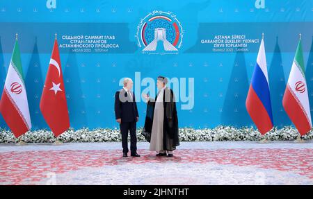 Teheran, Iran. 19th luglio 2022. Il presidente iraniano Ebrahim Raisi e il presidente russo Vladimir Putin si parlano tra loro prima di un incontro trilaterale sulla Siria con il presidente turco a Teheran, Iran, martedì 19 luglio 2022. Photo by Iranian Presidential Office/UPI Credit: UPI/Alamy Live News Foto Stock