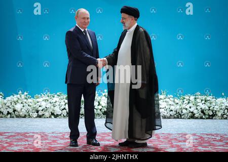 Teheran, Iran. 19th luglio 2022. Il presidente iraniano Ebrahim Raisi saluta il presidente russo Vladimir Putin prima di un incontro trilaterale sulla Siria con il presidente turco a Teheran, Iran, martedì 19 luglio 2022. Photo by Iranian Presidential Office/UPI Credit: UPI/Alamy Live News Foto Stock