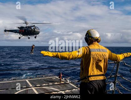 220715-N-JO829-1085 OCEANO PACIFICO (15 luglio 2022) la Marina degli Stati Uniti Seaman Nicholas Steinhaus, di Mankato, Minnesota, dirige un elicottero francese Alouette III come un velivolo assegnato alla fregata della Marina francese FS Prairial (F 731), funi veloci sul ponte di volo del cacciatorpediniere missilistico guidato USS Gridley (DDG 101) di classe Burke, per una visita, Esercizio su bordo, ricerca e sequestro (VBSS) durante il Rim of the Pacific (RIMPAC) 2022. Ventisei nazioni, 38 navi, quattro sottomarini, più di 170 aerei e 25.000 persone partecipano a RIMPAC dal 29 giugno al 4 agosto nelle Isole Hawaii e nei dintorni di S. Foto Stock