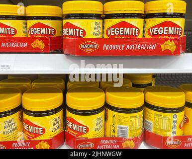 Wollongong, Australia. 08th luglio 2022. Giare della popolare Australian spread Vegemite stand su uno scaffale in un supermercato. Vegemite è stato sviluppato circa 100 anni fa, e il primo vaso è stato venduto nel 1923. (A dpa-Korr '100 anni di Vegemite - la diffusione più iconica dell'Australia') Credit: Michelle Ostwald/dpa/Alamy Live News Foto Stock