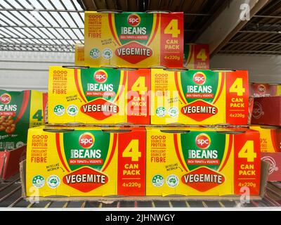 Wollongong, Australia. 08th luglio 2022. Confezioni di fagioli al forno al gusto di Vegemite Heinz sono visibili in un supermercato. Vegemite è stato sviluppato circa 100 anni fa, con il primo vaso venduto nel 1923. (A dpa-Korr '100 anni di Vegemite - la diffusione più iconica dell'Australia') Credit: Michelle Ostwald/dpa/Alamy Live News Foto Stock