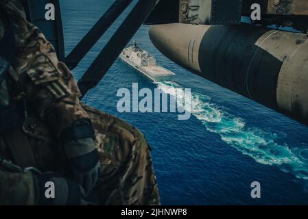 Un elicottero UH-60 Black Hawk assegnato alla Joint Task Force-Bravo’s 1-228th Aviation Regiment ha un approccio al ponte della nave da combattimento litoranea variante Freedom USS Billings (LCS 15) durante l’addestramento per la qualificazione di atterraggio al largo della costa di El Salvador, 16 luglio 2022. Il raggiungimento e il mantenimento delle qualifiche di atterraggio sul ponte garantiscono che gli equipaggi di volo siano pronti a sostenere qualsiasi assistenza umanitaria, soccorso in caso di calamità o altre operazioni di emergenza in tutta l'area di responsabilità del comando meridionale degli Stati Uniti. (STATI UNITI Foto Navy di Master-at-Arms 1st Classe John Carson) Foto Stock