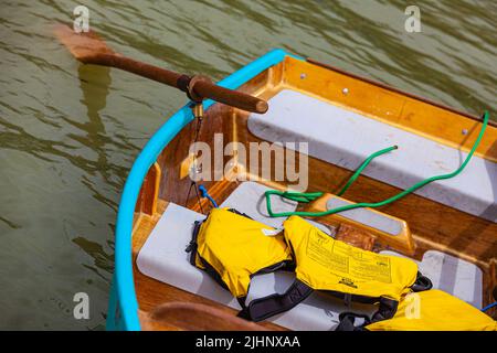 Colorato abstract di una barca a remi con un giubbotto di salvataggio giallo a Steveston British Columbia Canada Foto Stock