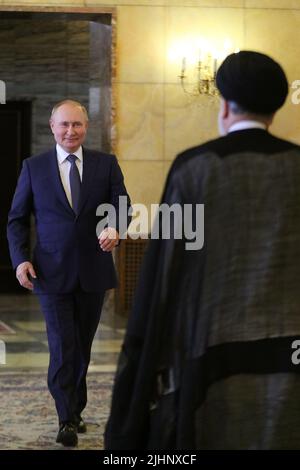 Teheran, Iran. 19th luglio 2022. Il presidente iraniano Ebrahim Raisi (R) dà il benvenuto al presidente russo Vladimir Putin a Teheran, Iran, martedì 19 luglio 2022. Putin è arrivato a Teheran per i colloqui sulla guerra siriana in un vertice a tre vie oscurato dalle ricadute della guerra del suo paese contro l’Ucraina. Photo by Iranian Presidential Office/UPI Credit: UPI/Alamy Live News Foto Stock