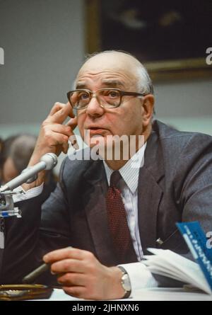 WASHINGTON DC - 19 FEBBRAIO 1986American economista e presidente della Federal Reserve Paul Volcker testimonia davanti al Comitato bancario Casa dicendo ai membri che il recente brusco declino del dollaro pone il pericolo di riaccendere il credito d'inflazione: Mark Reinstein / MediaPunch Foto Stock