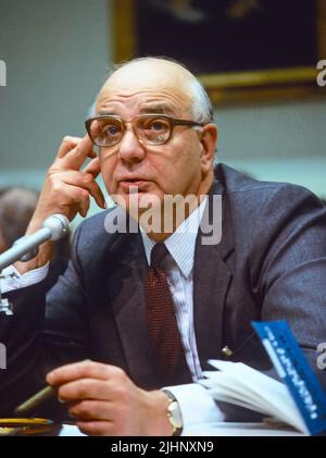 WASHINGTON DC - 19 FEBBRAIO 1986American economista e presidente della Federal Reserve Paul Volcker testimonia davanti al Comitato bancario Casa dicendo ai membri che il recente brusco declino del dollaro pone il pericolo di riaccendere il credito d'inflazione: Mark Reinstein / MediaPunch Foto Stock