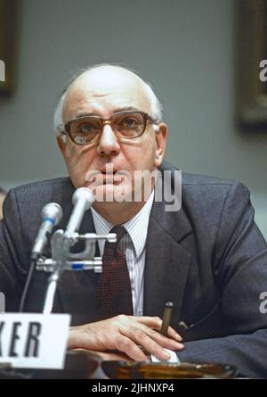 WASHINGTON DC - 19 FEBBRAIO 1986American economista e presidente della Federal Reserve Paul Volcker testimonia davanti al Comitato bancario Casa dicendo ai membri che il recente brusco declino del dollaro pone il pericolo di riaccendere il credito d'inflazione: Mark Reinstein / MediaPunch Foto Stock