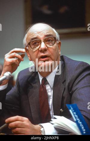 WASHINGTON DC - 19 FEBBRAIO 1986American economista e presidente della Federal Reserve Paul Volcker testimonia davanti al Comitato bancario Casa dicendo ai membri che il recente brusco declino del dollaro pone il pericolo di riaccendere il credito d'inflazione: Mark Reinstein / MediaPunch Foto Stock