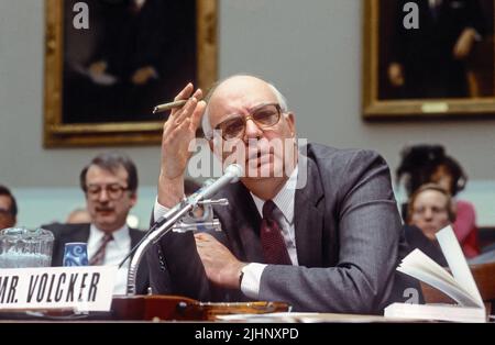 WASHINGTON DC - 19 FEBBRAIO 1986American economista e presidente della Federal Reserve Paul Volcker testimonia davanti al Comitato bancario Casa dicendo ai membri che il recente brusco declino del dollaro pone il pericolo di riaccendere il credito d'inflazione: Mark Reinstein / MediaPunch Foto Stock