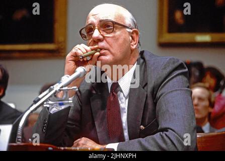 WASHINGTON DC - 19 FEBBRAIO 1986American economista e presidente della Federal Reserve Paul Volcker testimonia davanti al Comitato bancario Casa dicendo ai membri che il recente brusco declino del dollaro pone il pericolo di riaccendere il credito d'inflazione: Mark Reinstein / MediaPunch Foto Stock