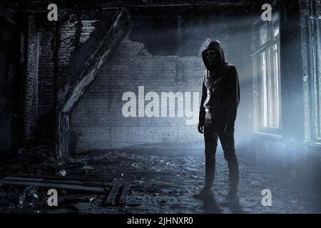 Silhouette di uomo in felpa con cappuccio Foto Stock