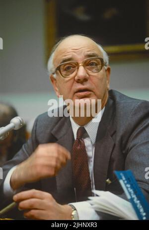 WASHINGTON DC - 19 FEBBRAIO 1986American economista e presidente della Federal Reserve Paul Volcker testimonia davanti al Comitato bancario Casa dicendo ai membri che il recente brusco declino del dollaro pone il pericolo di riaccendere il credito d'inflazione: Mark Reinstein / MediaPunch Foto Stock