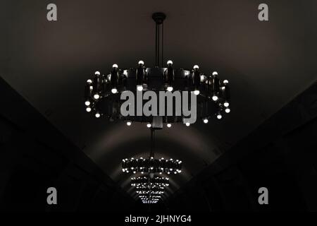 Linea in lampade litup nel corridoio scuro spaventoso Foto Stock