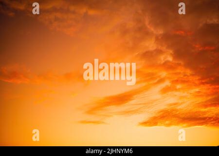 Un rosso che brucia il cielo del tramonto. Astratta natura estate o primavera oceano mare sfondo. Foto Stock