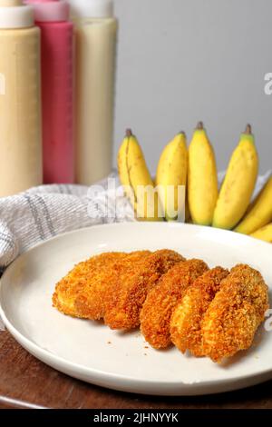 Banana fritta con vari condimenti, chocochip, Matcha, e cioccolato, Pisang Goreng snack dall'Indonesia Foto Stock