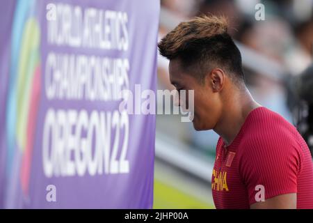 Eugene, Stati Uniti. 19th luglio 2022. Xie Zhenye della Cina reagisce dopo la semifinale maschile del 200m al World Athletics Championships Oregon22 a Eugene, Oregon, Stati Uniti, 19 luglio 2022. Credit: Wang Ying/Xinhua/Alamy Live News Foto Stock