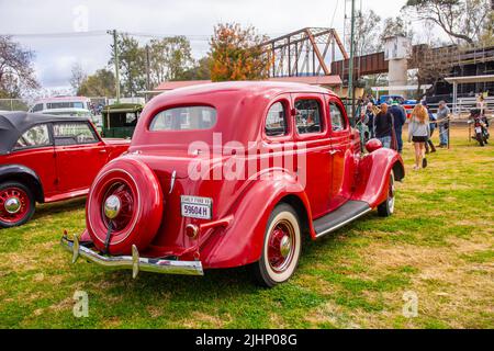 Vista posteriore di una Ford 1936 V8 Deluxe Fordor Trunk posteriore Touring Sedan. Foto Stock