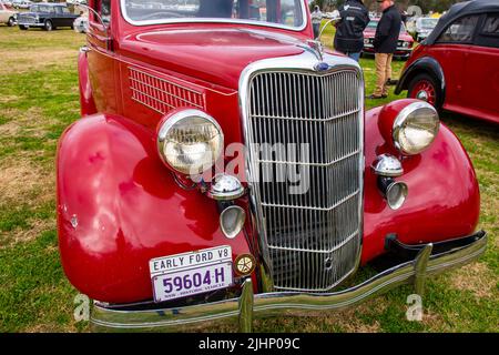 Fronte di una Ford V8 1936 Deluxe Fordor Trunk indietro Touring Sedan. Foto Stock