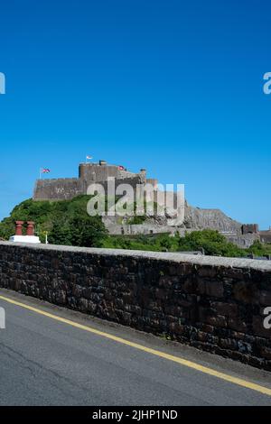 L'iconico Castello di Mont Orgueil custodisce l'ingresso al porto di Gorey della dipendenza della Corona Britannica di Jersey, Isole del canale, Isole Britanniche. Foto Stock