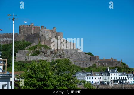 L'iconico Castello di Mont Orgueil custodisce l'ingresso al porto di Gorey della dipendenza della Corona Britannica di Jersey, Isole del canale, Isole Britanniche. Foto Stock