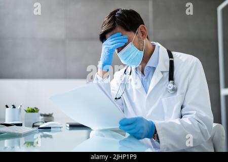 Frustrata dentista medico errore. Documentazione del referto medico Foto Stock