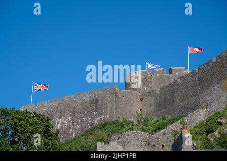 L'iconico Castello di Mont Orgueil custodisce l'ingresso al porto di Gorey della dipendenza della Corona Britannica di Jersey, Isole del canale, Isole Britanniche. Foto Stock