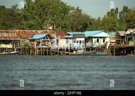 Villaggio di Muara Sangatta sull'estuario del fiume Sangatta in Kutai orientale, Kalimantan orientale, Indonesia. Foto Stock