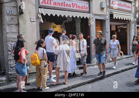 I clienti che fanno la fila fuori da tutto l'Antico Vinaio Via dei Neri Firenze Italia Foto Stock